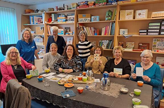 De groep dames die mee hebben gedaan aan het project 'Kunst door de brievenbus'.